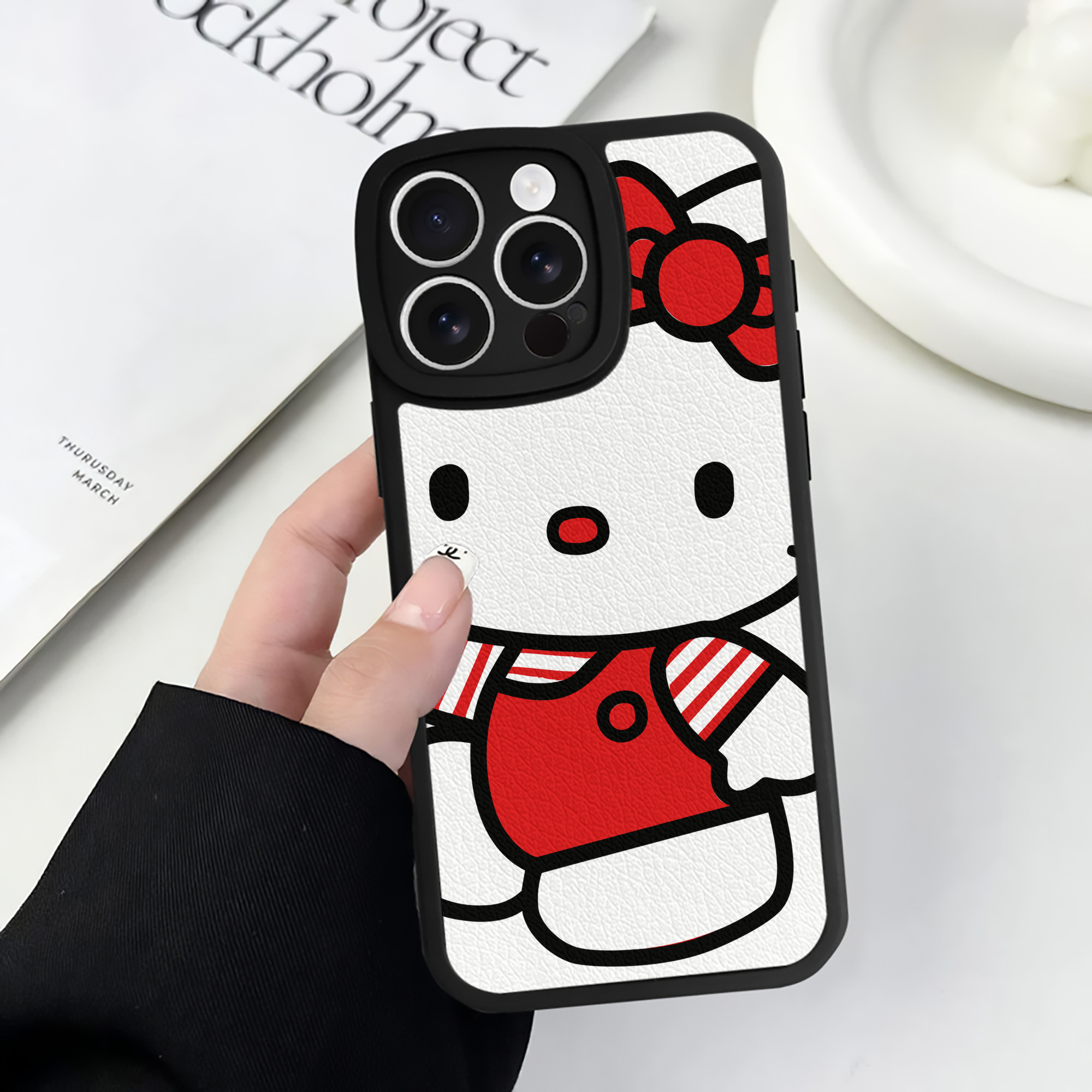 （画像用） Hello Kitty ハローキティ 【iPhone 16シリーズ対応】シリコンスマホケース（レザー調） 材質：シリコン